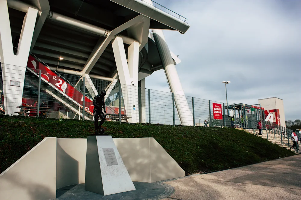 Reim's home stadium Stade Auguste-Delaune with the Raymond Kopa statue in front